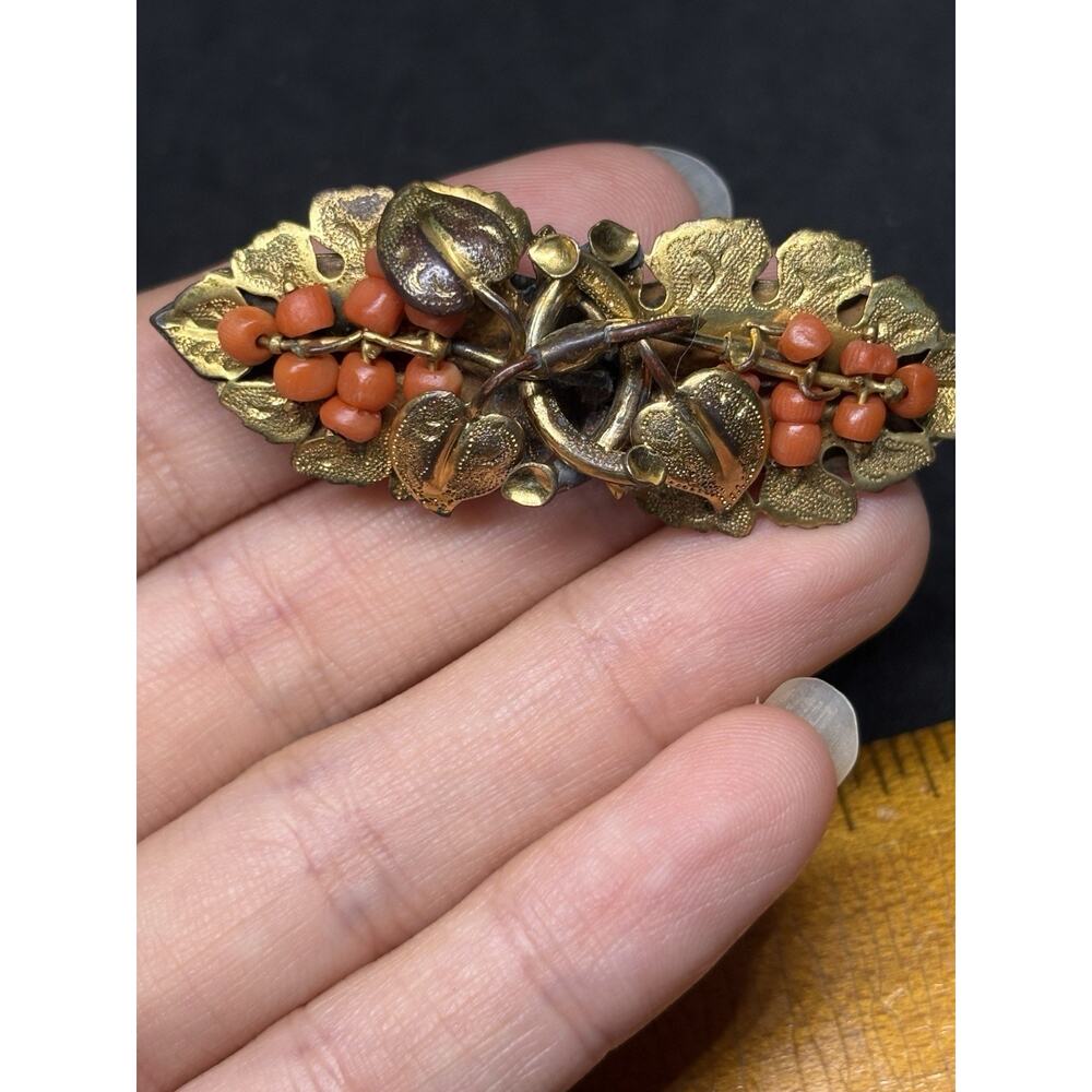 Antique Victorian Gold Tone Floral Leaf Engraved Coral Cluster Bar Pin Brooch - Picture 4 of 5